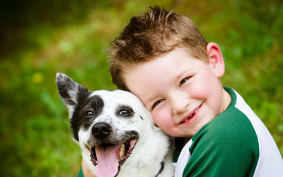 Niño con mascota